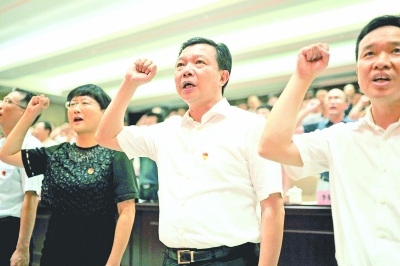 杨汉军（中）
